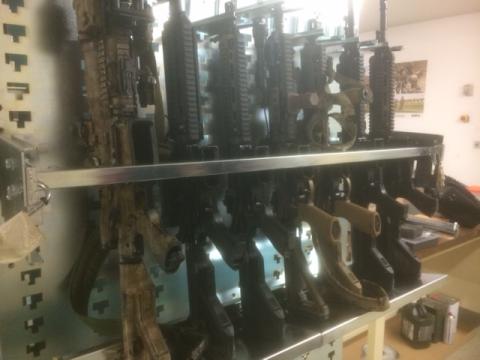 Ratelier multi-fonction pour stockage armes diverses (HK416, Famas, etc..)