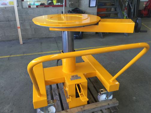 Desserte sur roue avec table élévatrice rotative hydraulique  - SULZER