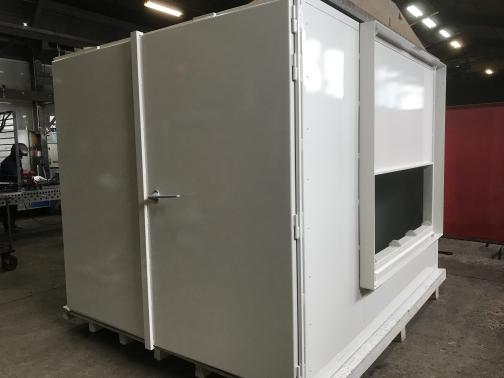 Cabina de protección contra las radiaciones - 2,5 m x 2,5 m monobloque; plomo de 10 mm, puerta doble.