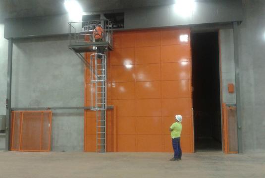 EUA - porta do bunker de raios X para pneus de veículos de mineração. 5,0m x 6,0m de altura; Chumbo 8mm; Peso 6 toneladas.